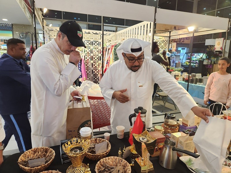 ột khách hàng đến với gian sản phẩm của Việt Nam đang được anh Luai tiếp đón