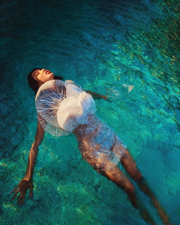 Một số bộ trang phục có đường cắt xẻ táo bạo, giúp Thuỳ Tiên khoe vòng eo thon và hình thể đẹp.