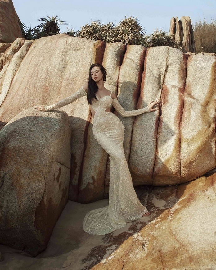 Hoa hậu Thùy Tiên đẹp gợi cảm bên bờ biển cùng thời trang Hè