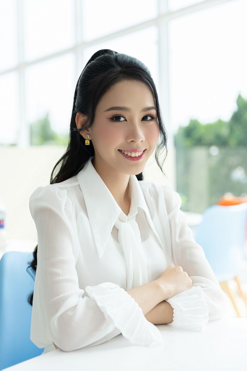 Thời trang thanh lịch của Á hậu Lê Nguyễn Ngọc Hằng