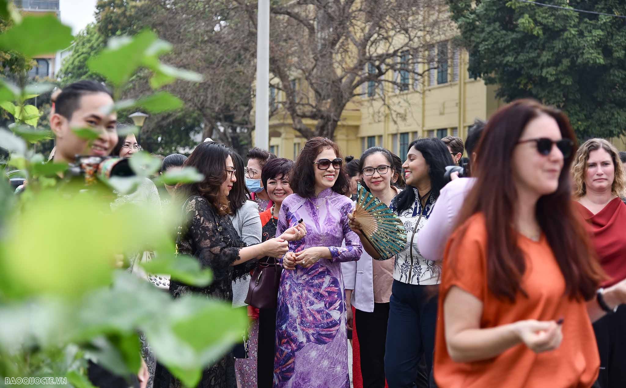 Các nhà ngoại giao nữ nước ngoài tại Việt Nam trải nghiệm dệt tơ tằm