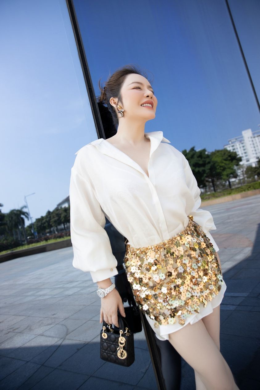 Lý Nhã Kỳ tái xuất trẻ trung tại sự kiện của Đàm Vĩnh Hưng