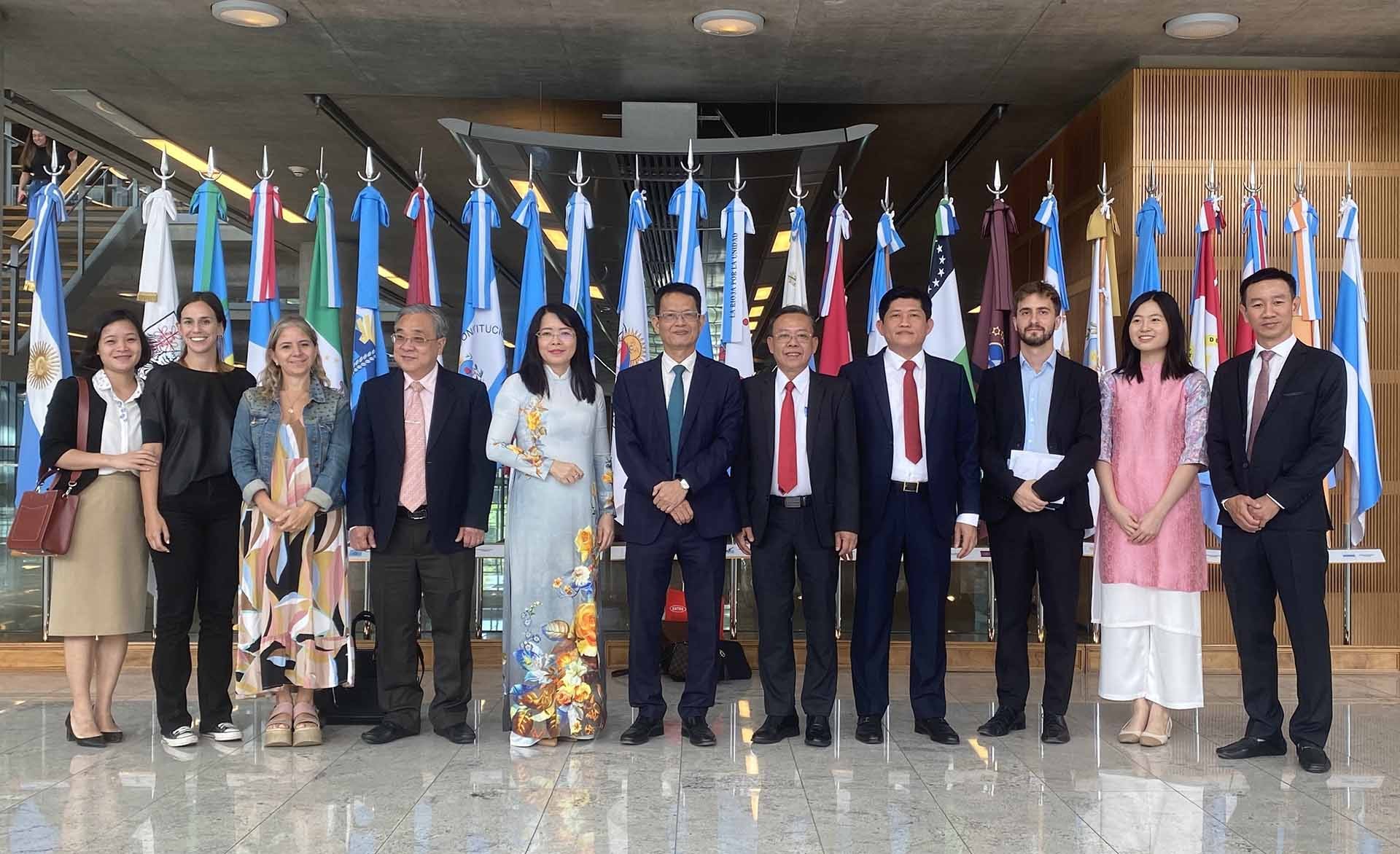 Đại diện đoàn đại biểu Thành ủy thành phố Hồ Chí Minh chụp ảnh lưu niệm cùng lãnh đạo cơ quan xúc tiến thương mại của thủ đô Buenos Aires tại trụ sở chính quyền thành phố. (Nguồn: TTXVN) Đại diện đoàn đại biểu Thành ủy thành phố Hồ Chí Minh chụp ảnh lưu niệm cùng lãnh đạo cơ quan xúc tiến thương mại của thủ đô Buenos Aires tại trụ sở chính quyền thành phố. (Nguồn: TTXVN)