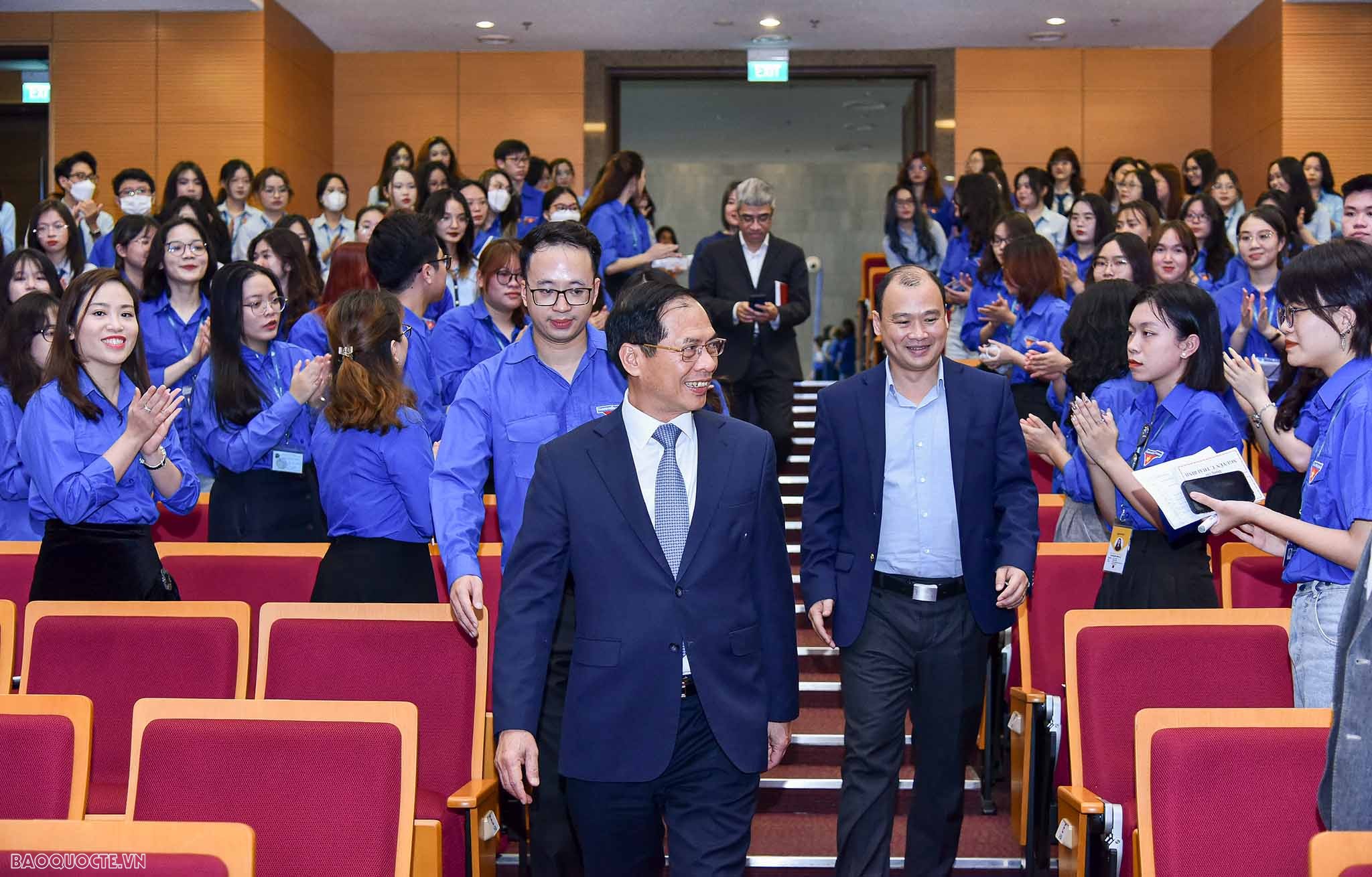 Đây là lần thứ ba Bộ trưởng Bùi Thanh Sơn đối thoại trực tiếp với các cán bộ trẻ của ngành Ngoại giao. Đối thoại có chủ đề “Ngoại giao Việt Nam: Chuyên nghiệp - Hiện đại - Phụng sự”.