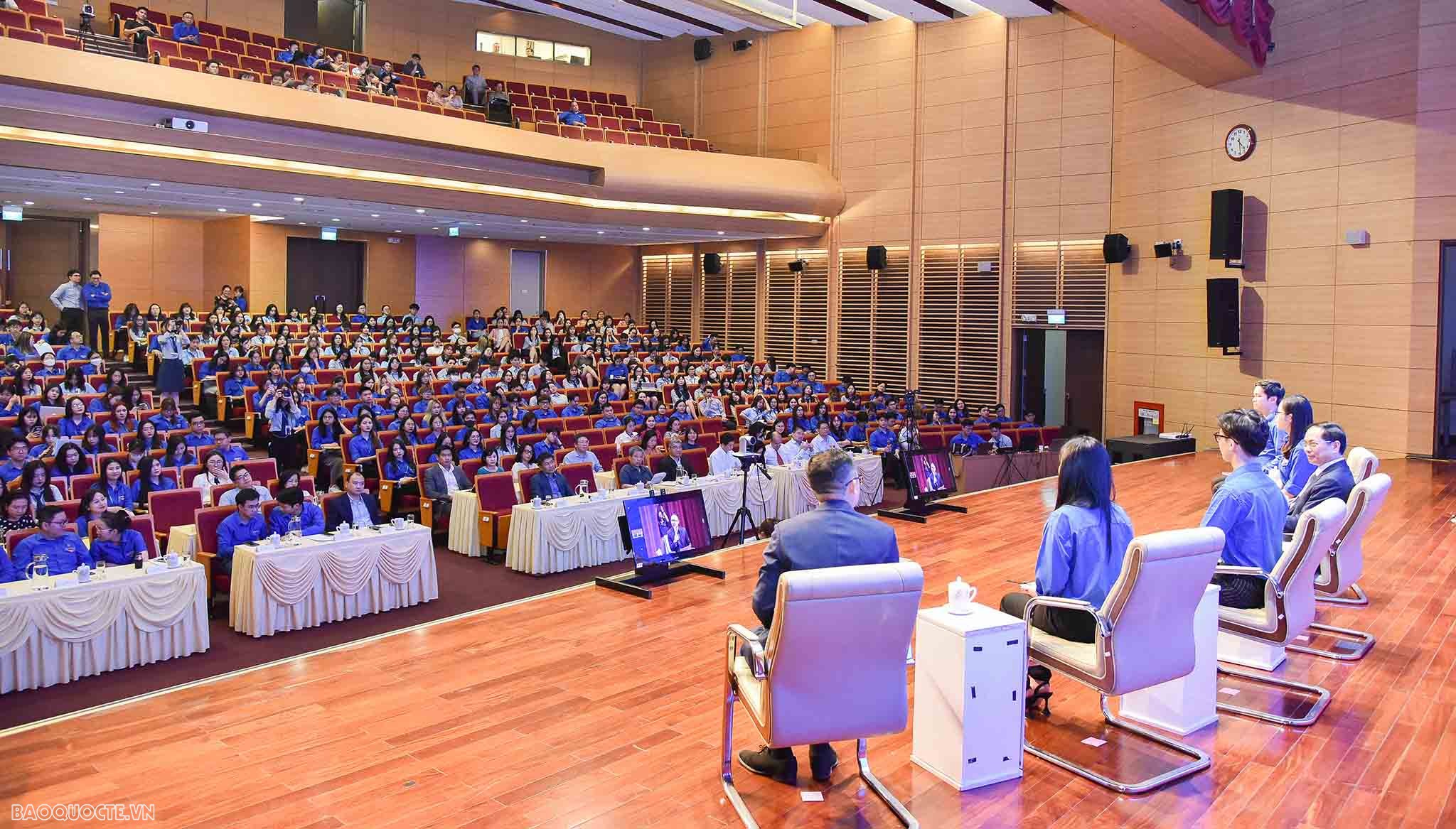 Chùm ảnh Bộ trưởng Bùi Thanh Sơn  đối thoại với thanh niên ngoại giao