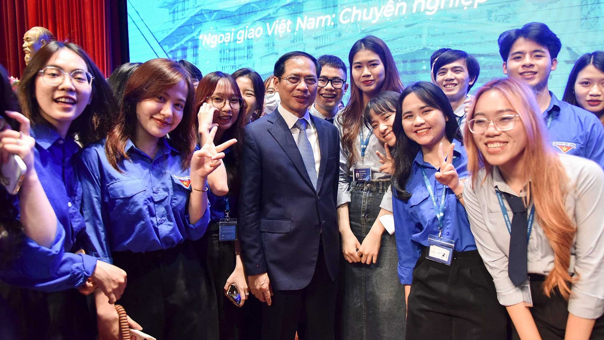 Bộ trưởng Ngoại giao đối thoại với thanh niên: Chuyên nghiệp, hiện đại, đồng lòng để phụng sự đất nước