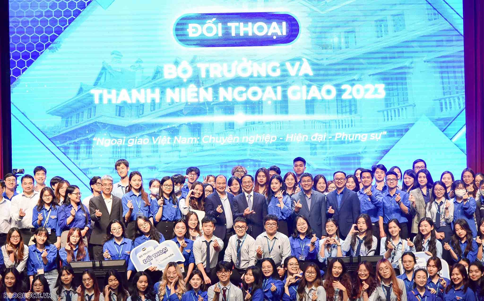 Chùm ảnh Bộ trưởng Bùi Thanh Sơn  đối thoại với thanh niên ngoại giao