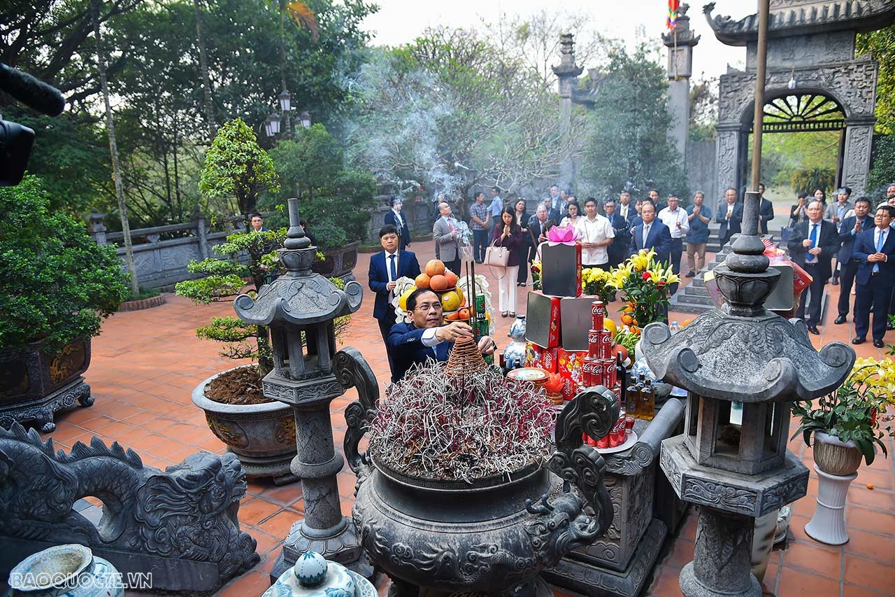 Bộ trưởng Ngoại giao Bùi Thanh Sơn dâng hương tại Khu di tích Bạch Đằng Giang