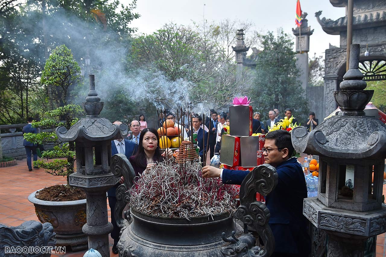 Bộ trưởng Ngoại giao Bùi Thanh Sơn dâng hương tại Khu di tích Bạch Đằng Giang