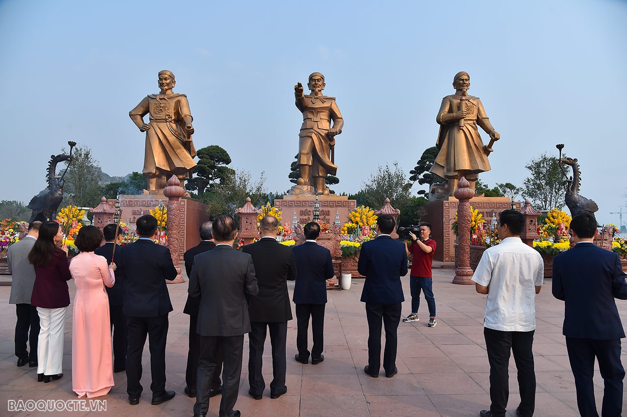 Bộ trưởng Ngoại giao Bùi Thanh Sơn dâng hương tại Khu di tích Bạch Đằng Giang