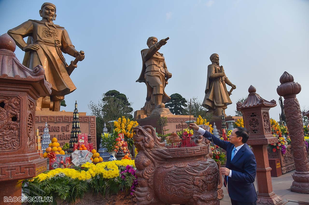 Bộ trưởng Ngoại giao Bùi Thanh Sơn dâng hương tại Khu di tích Bạch Đằng Giang