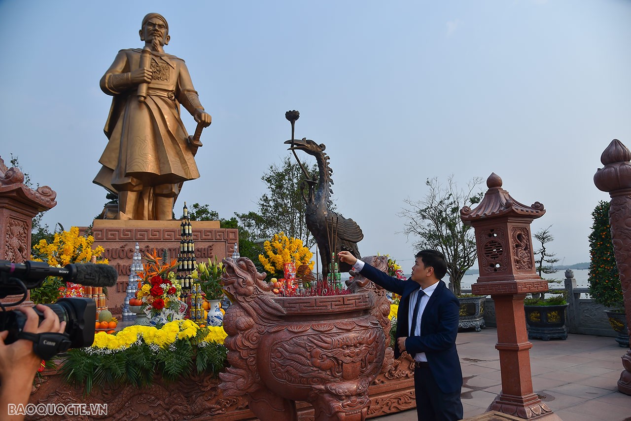 Bộ trưởng Ngoại giao Bùi Thanh Sơn dâng hương tại Khu di tích Bạch Đằng Giang