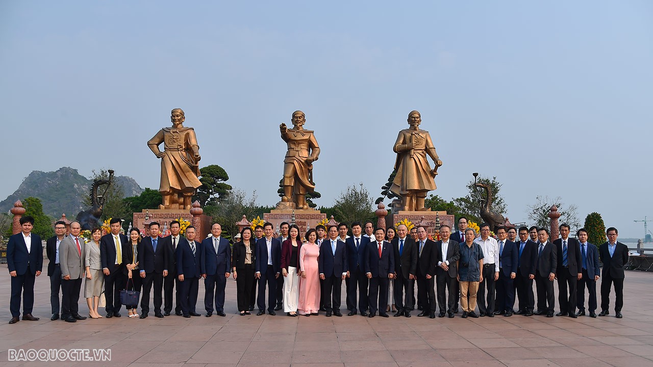 Bộ trưởng Ngoại giao Bùi Thanh Sơn dâng hương tại Khu di tích Bạch Đằng Giang