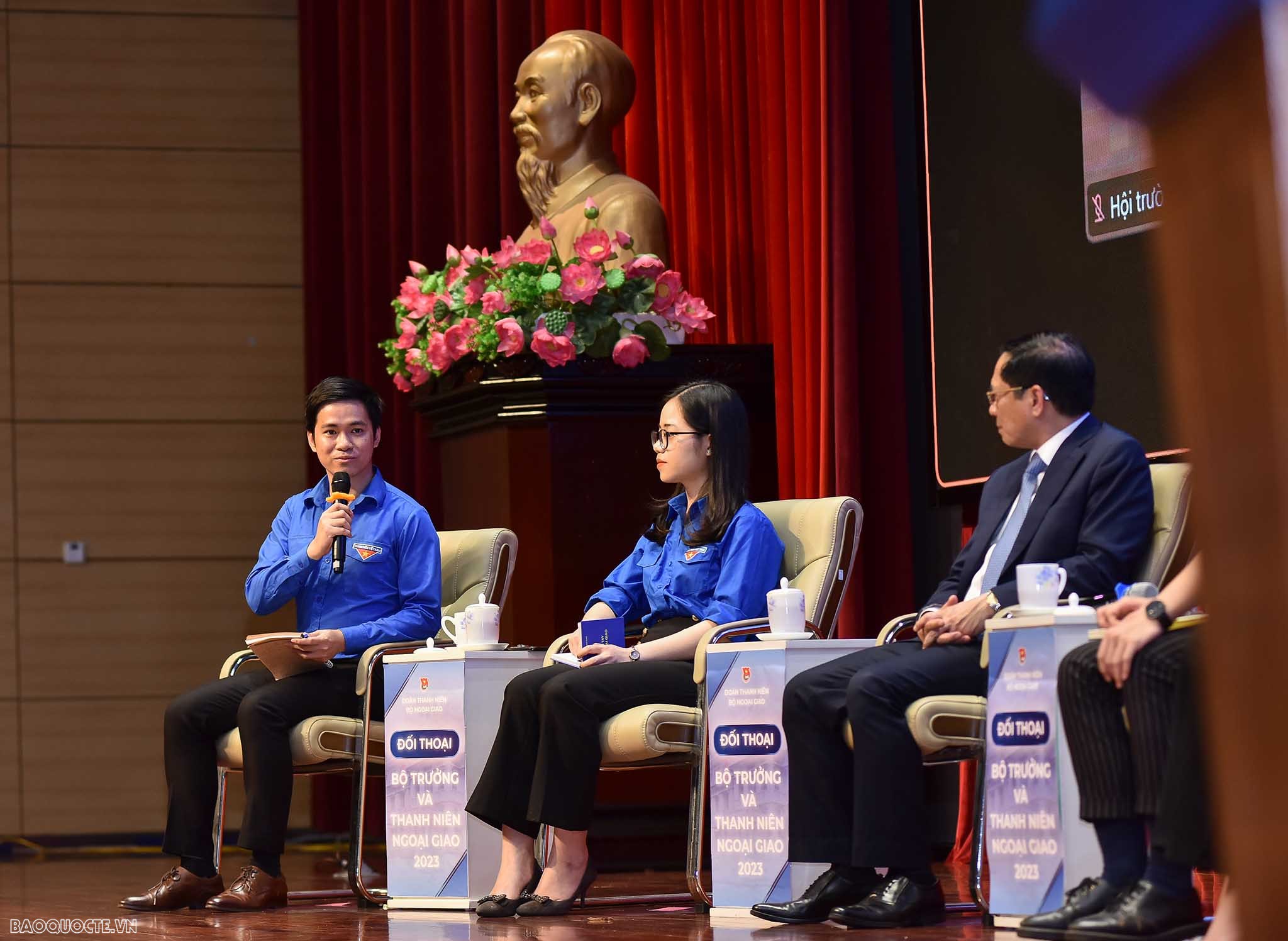 Chùm ảnh Bộ trưởng Bùi Thanh Sơn  đối thoại với thanh niên ngoại giao