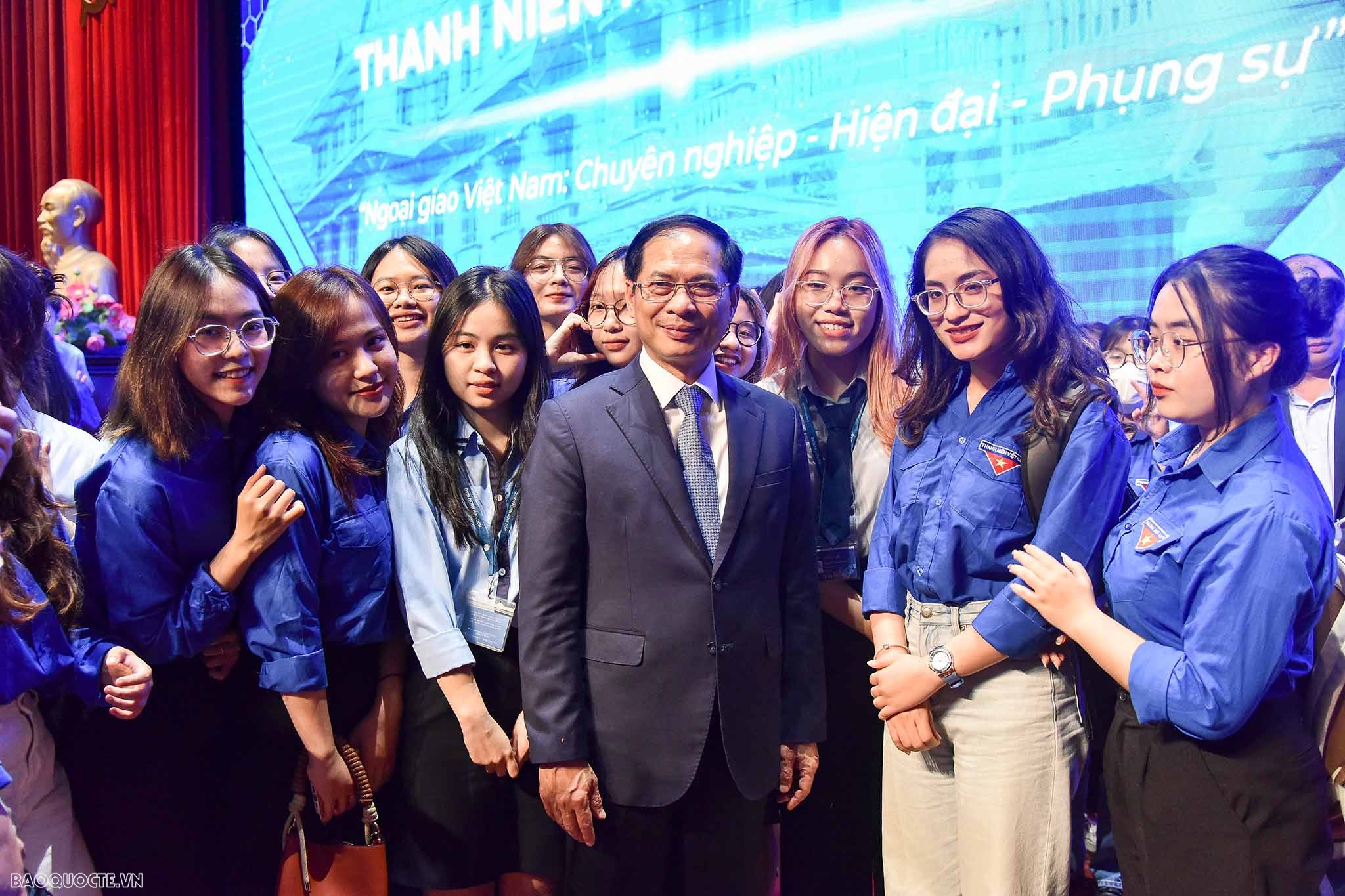 Chùm ảnh Bộ trưởng Bùi Thanh Sơn  đối thoại với thanh niên ngoại giao