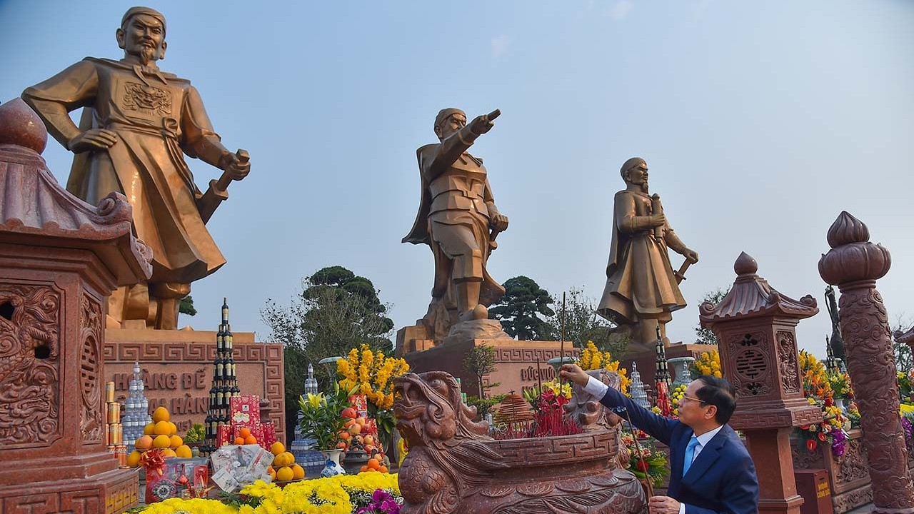 Bộ trưởng Ngoại giao Bùi Thanh Sơn dâng hương tại Khu di tích Bạch Đằng Giang