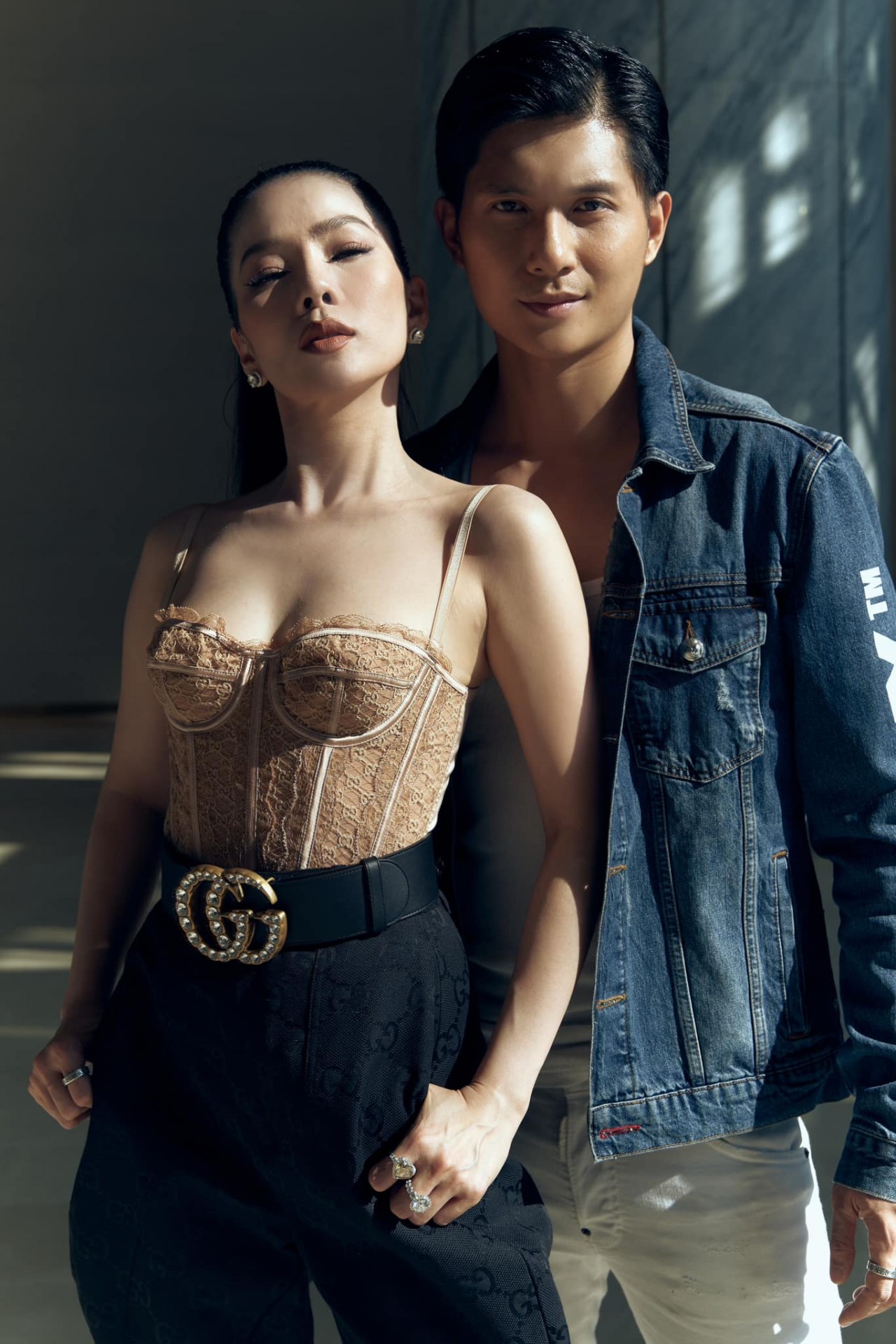 Sao Việt: Hồ Ngọc Hà tình tứ bên ông xã,