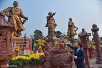 Bộ trưởng Ngoại giao Bùi Thanh Sơn dâng hương tại Khu di tích Bạch Đằng Giang