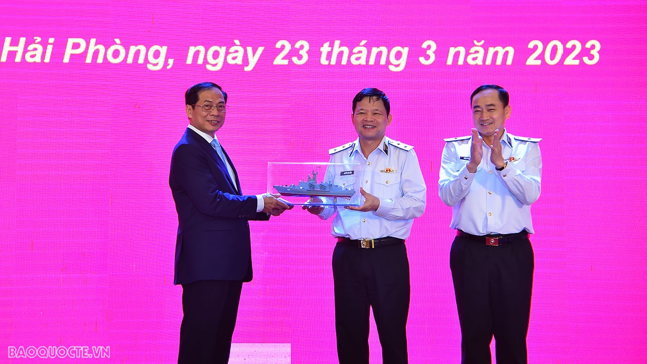 Bộ trưởng Ngoại giao Bùi Thanh Sơn thăm và làm việc với Bộ Tư lệnh Hải quân