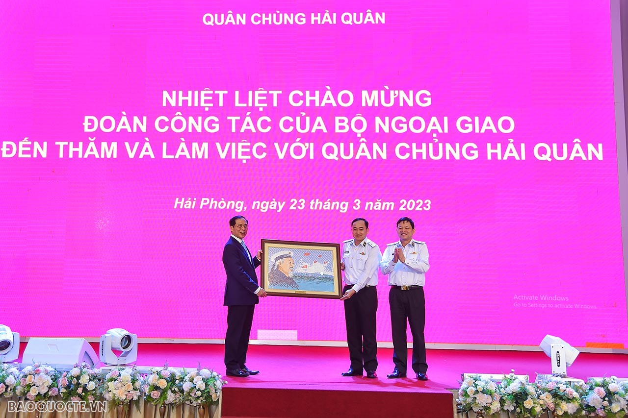 Bộ trưởng Ngoại giao Bùi Thanh Sơn thăm và làm việc với Bộ Tư lệnh Hải quân