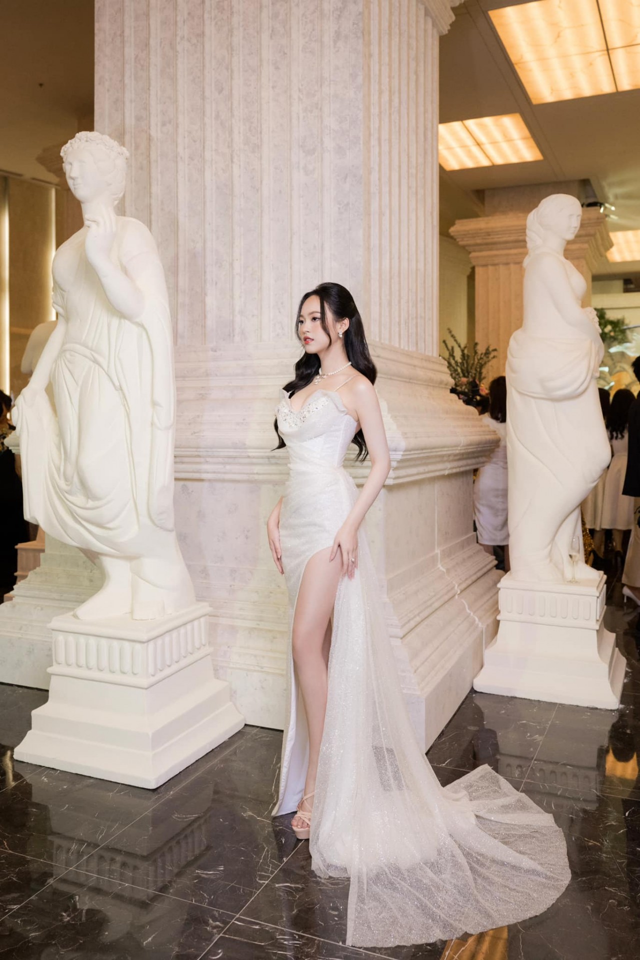 Á hậu Trịnh Thùy Linh