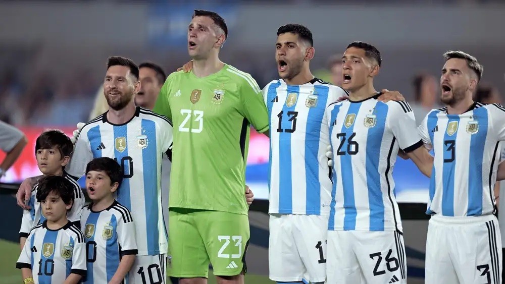 Các cầu thủ đội Argentina xúc động trong trận đấu giao hữu sau World Cup 2022 Các cầu thủ đội Argentina xúc động trong trận đấu giao hữu sau World Cup 2022