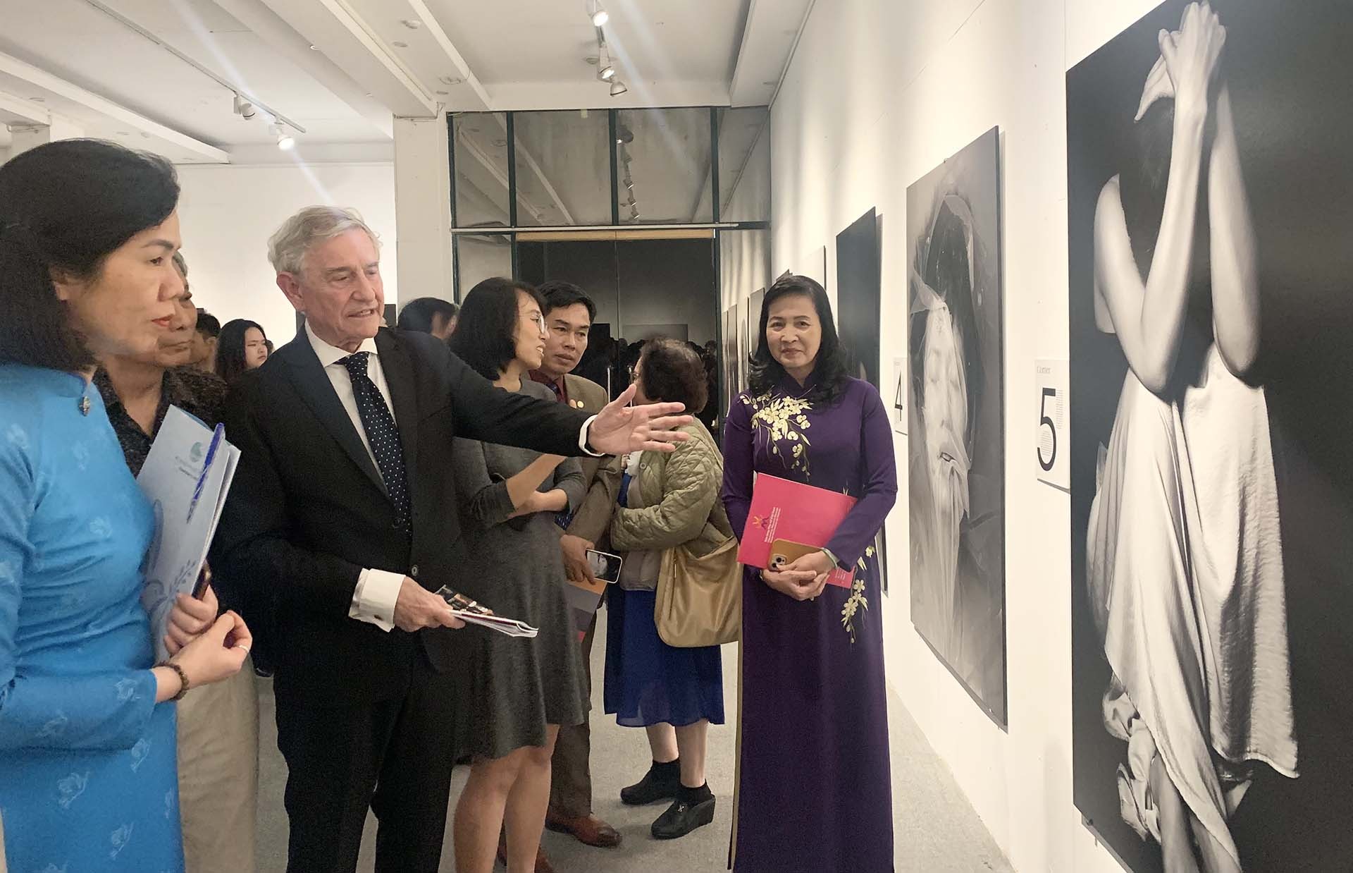 Ông Savaldor Pérez Arroyo giới thiệu triển lãm “Lily, đi trong giấc mộng của nàng”. (Ảnh: Hà Anh)