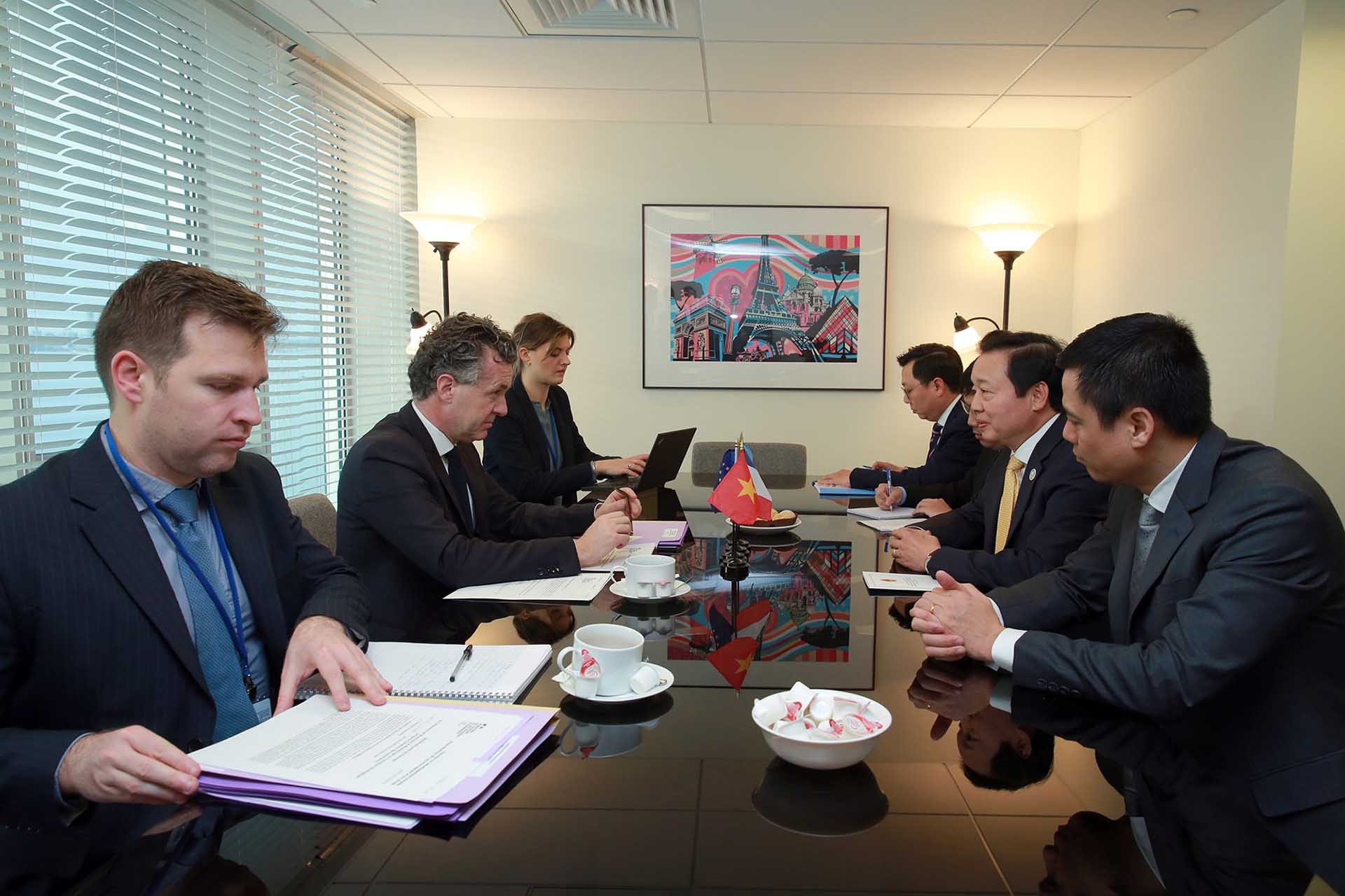 Phó Thủ tướng Trần Hồng Hà gặp Bộ trưởng Chuyển đổi sinh thái Pháp Christophe Béchu. (Nguồn: VGP)