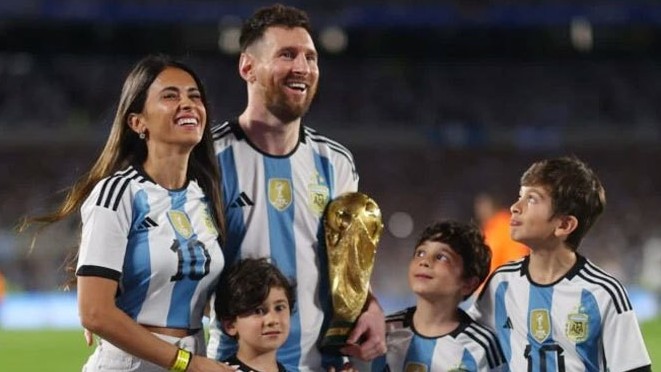 Messi và đồng đội tuyển Argentina rước bản sao Cup vàng World Cup cùng người thân