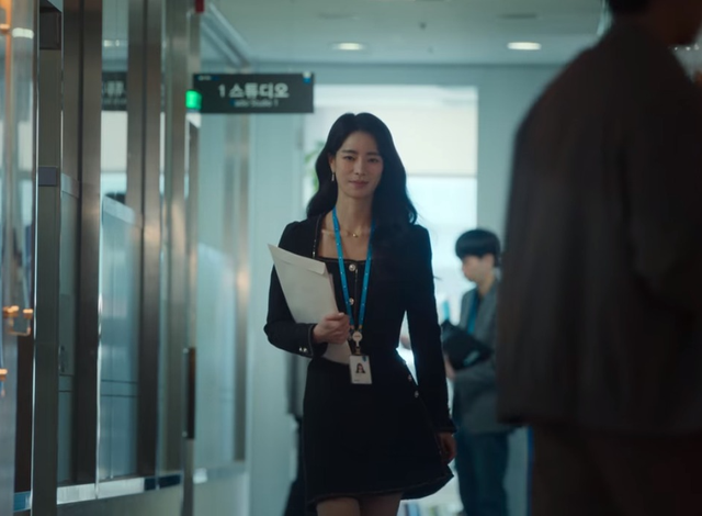 Với vóc dáng thanh mảnh và chiều cao 1m66, Park Yeon Jin của Lim Ji Yeon có thể cân bất cứ trang phục nào và trở thành một trong những BTV ấn tượng trên màn ảnh.