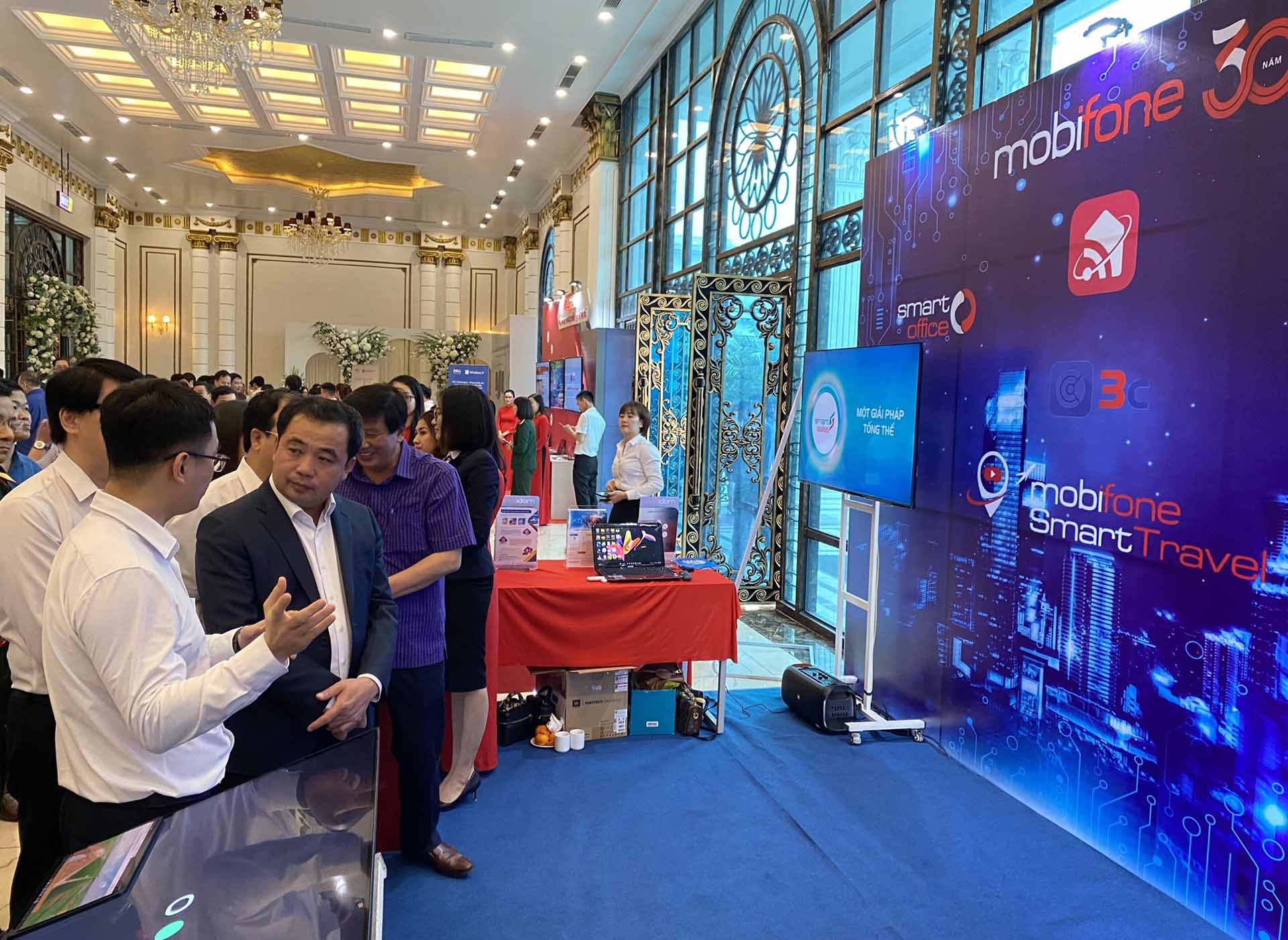 Bí thư Tỉnh ủy Trần Đức Thắng lắng nghe chia sẻ của đại diện Tổng công ty Viễn thông Mobifone.