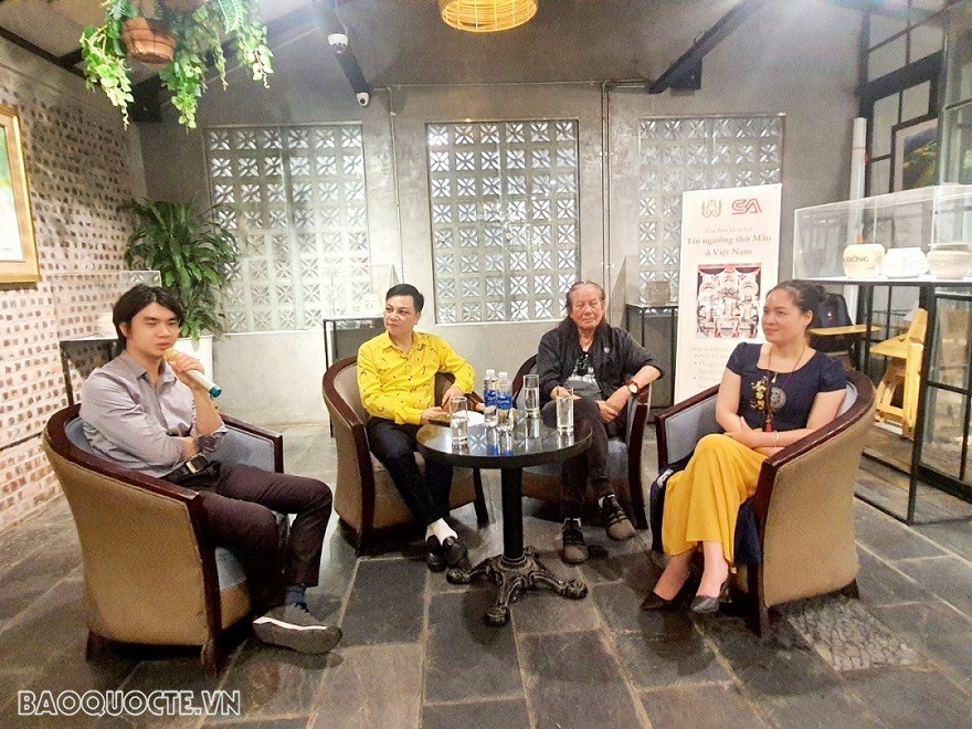 Tọa đàm khoa học 'Tín ngưỡng thờ Mẫu ở Việt Nam'. Hình ảnh MC giới thiếu các diễn giả (T-P): Tọa đàm khoa học 'Tín ngưỡng thờ Mẫu ở Việt Nam'. Hình ảnh MC giới thiếu các diễn giả (T-P):