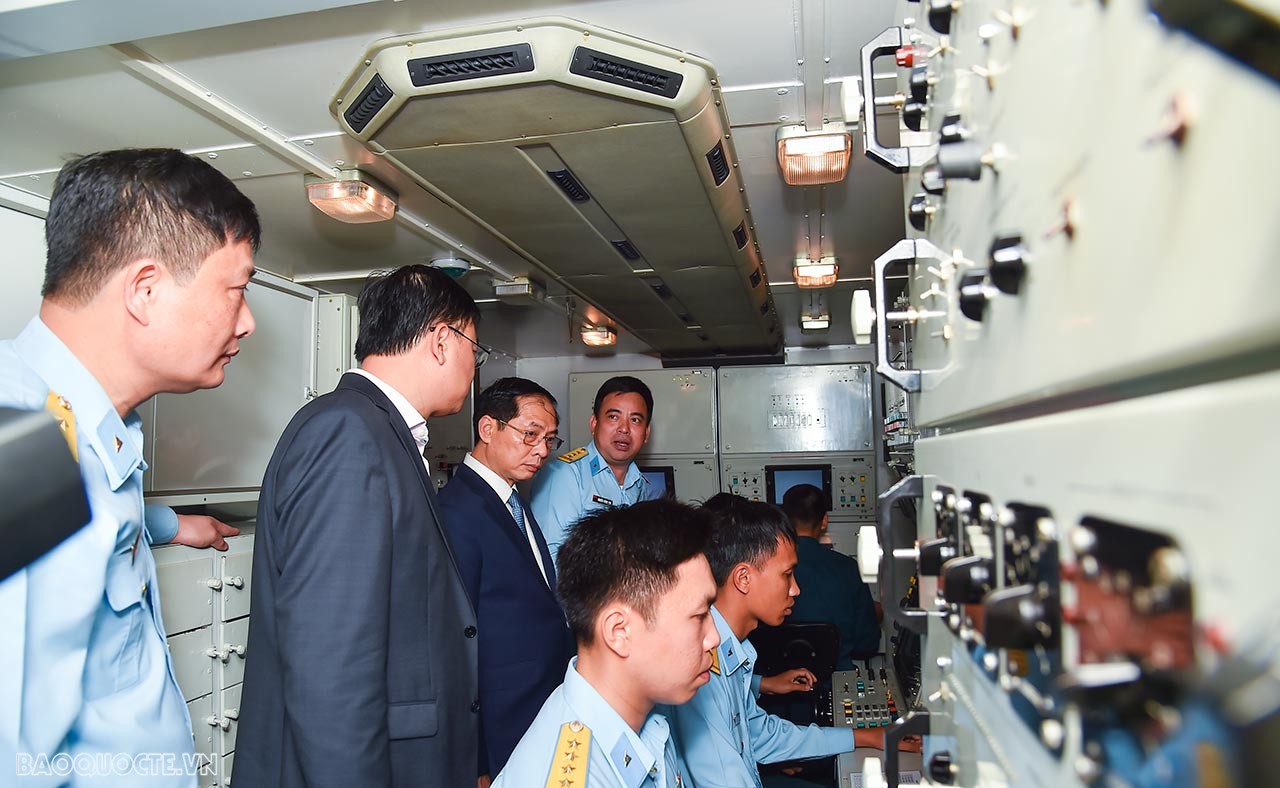 Bộ trưởng Bộ Ngoại giao Bùi Thanh Sơn tham quan kíp chiến đấu Tiểu đoàn 184.   