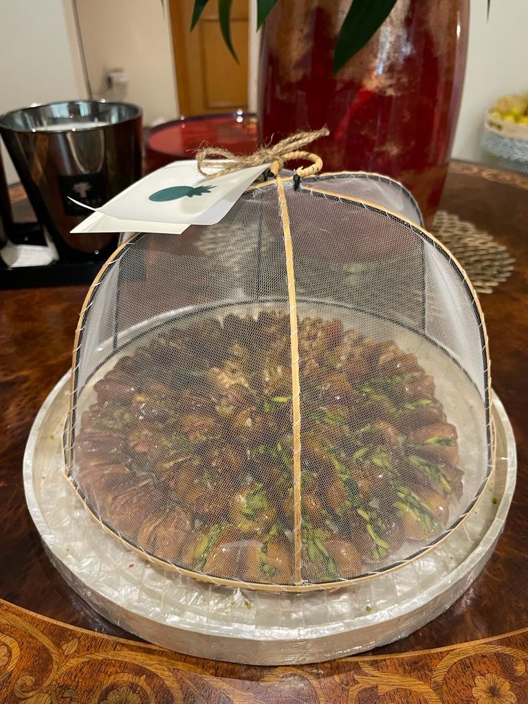 [Ảnh 3: Quả chà là thường được dùng để tặng trong tháng Ramadan]