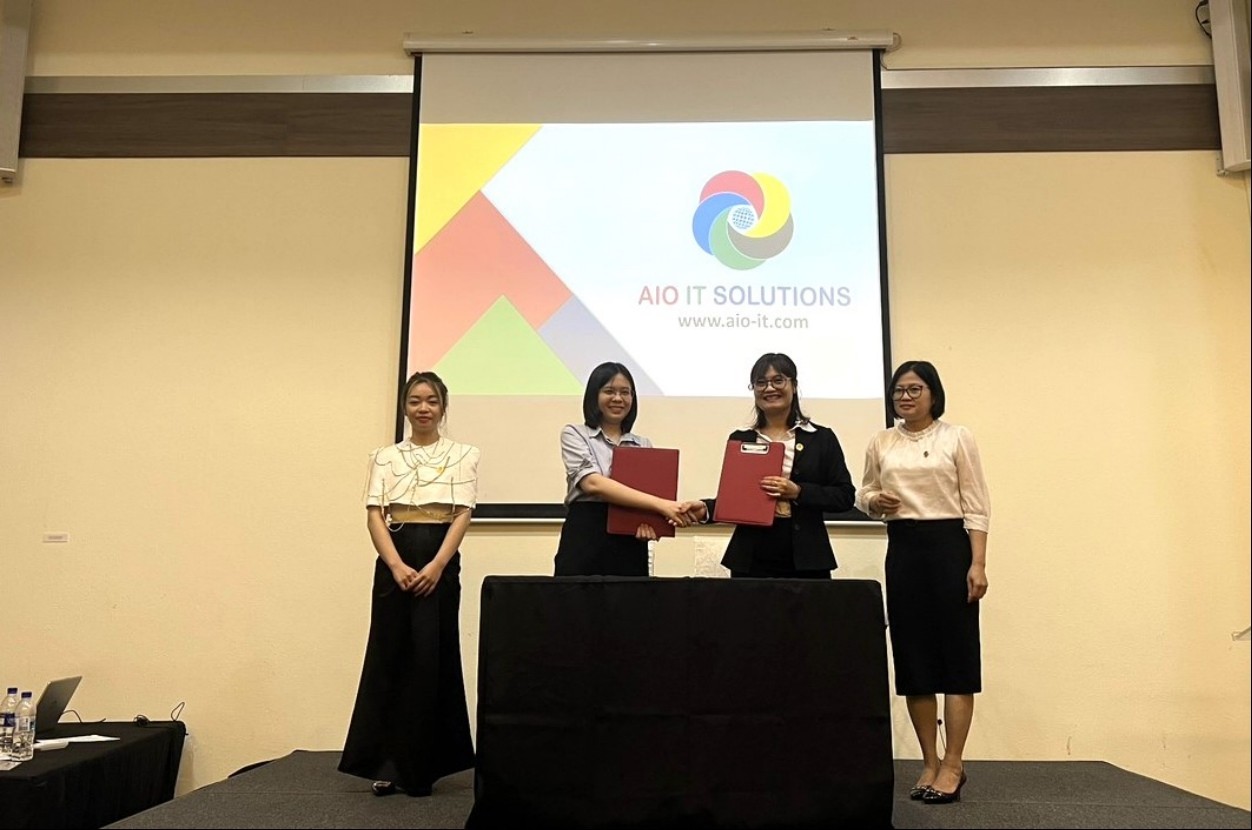 Đại diện KTSVN - bà Hà Thị Quỳnh (bên trái) và đại diện 22 Nutrimix - bà Anna Ngô (bên phải) ký kết hợp tác kinh doanh.