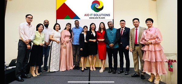 Các đại biểu tại lễ khai trương công ty chi nhánh đầu tiên của KTS Group tại Singapore.