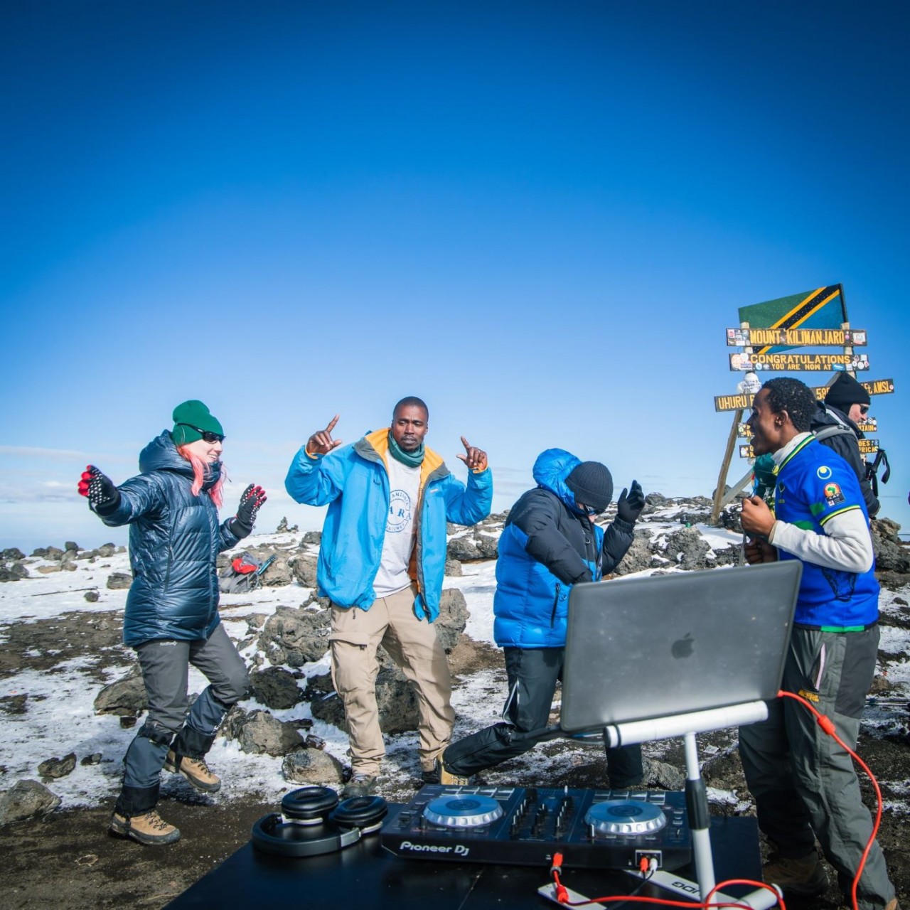 Nghệ sĩ trẻ người Tanzania biểu diễn trên đỉnh núi Kilimanjaro để quảng bá du lịch Nghệ sĩ trẻ người Tanzania biểu diễn trên đỉnh núi Kilimanjaro để quảng bá du lịch