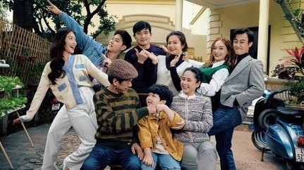 Loạt ảnh hậu trường hài hước và 'lầy lội' của bộ phim 'Gia đình mình vui bất thình lình'