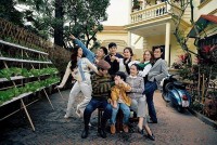 Loạt ảnh hậu trường hài hước và 'lầy lội' của bộ phim 'Gia đình mình vui bất thình lình'