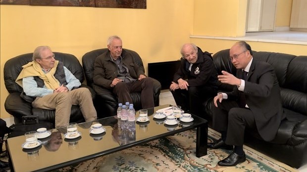 Cảm động câu chuyện ba chàng trai Thụy Sỹ treo cờ Việt Nam trên chóp tháp Nhà thờ Đức Bà Paris