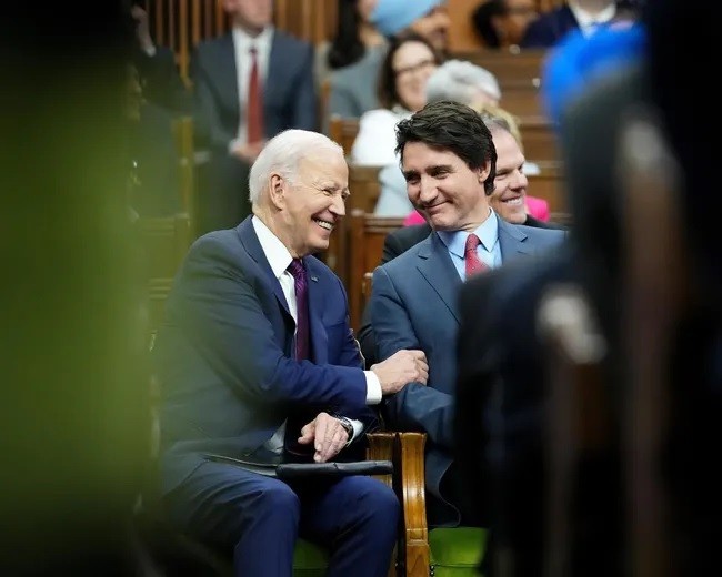 Thủ tướng Justin Trudeau và Tổng thống Hoa Kỳ Joe Biden cười sảng khoái sau bài phát biểu của Biden trước Quốc hội tại Hạ viện, trên Đồi Quốc hội, ở Ottawa, Thứ Sáu, ngày 24 tháng 3 năm 2023.. (The Canadian Press) Thủ tướng Justin Trudeau và Tổng thống Hoa Kỳ Joe Biden cười sảng khoái sau bài phát biểu của Biden trước Quốc hội tại Hạ viện, trên Đồi Quốc hội, ở Ottawa, Thứ Sáu, ngày 24 tháng 3 năm 2023.. (The Canadian Press)