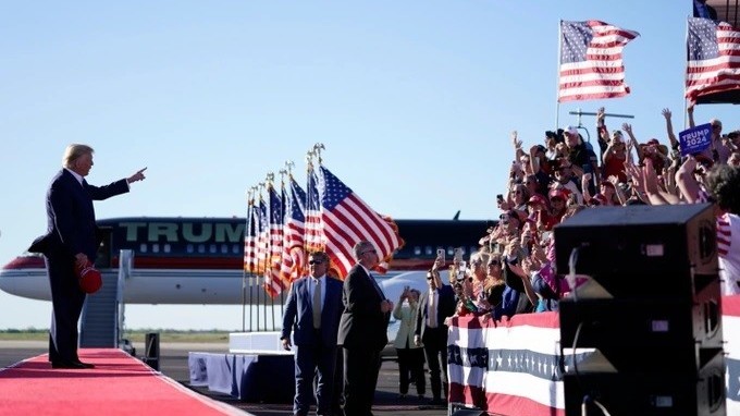 Trước nguy cơ bị truy tố, ông Donald Trump 'nổ phát súng' đầu tiên cho cuộc đua lớn, FBI sẵn sàng đối phó bạo động