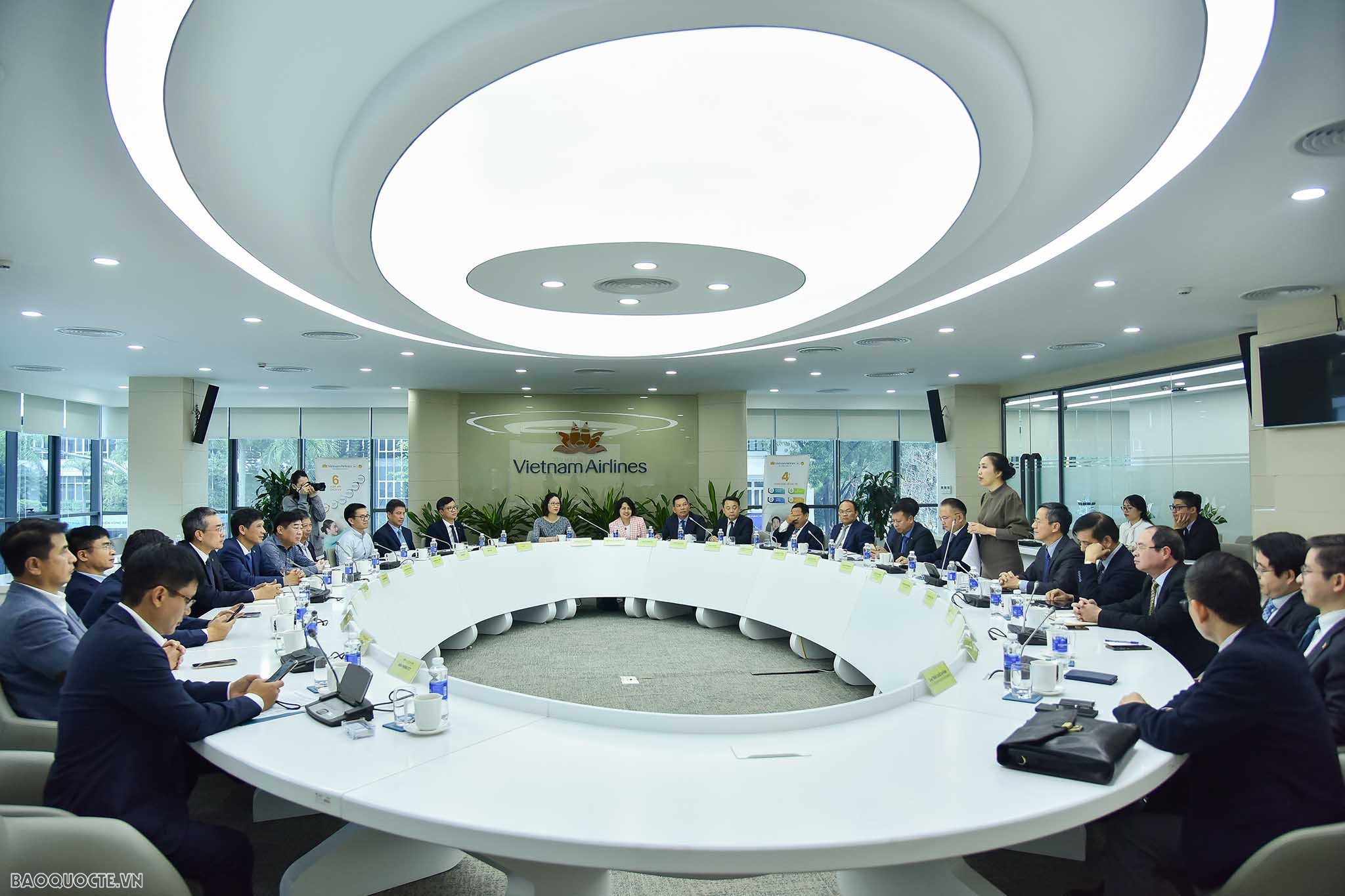 Đoàn Trưởng Cơ quan đại diện Việt Nam ở nước ngoài nhiệm kỳ 2023-2026 làm việc với Vietnam Airlines