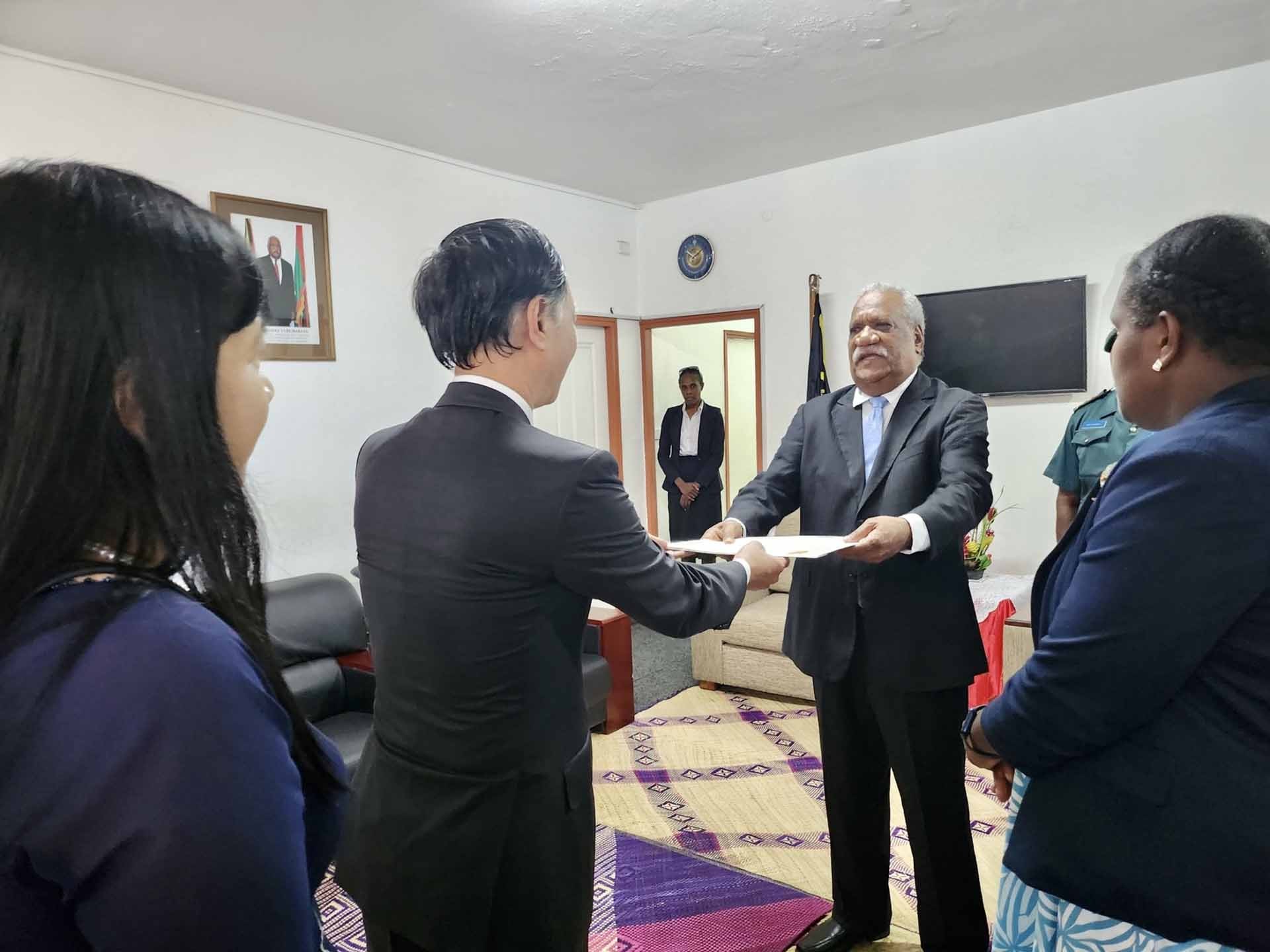 Đại sứ Nguyễn Tất Thành trình Thư ủy nhiệm lên Tổng thống Vanuatu Nikenike Vurobaravu.