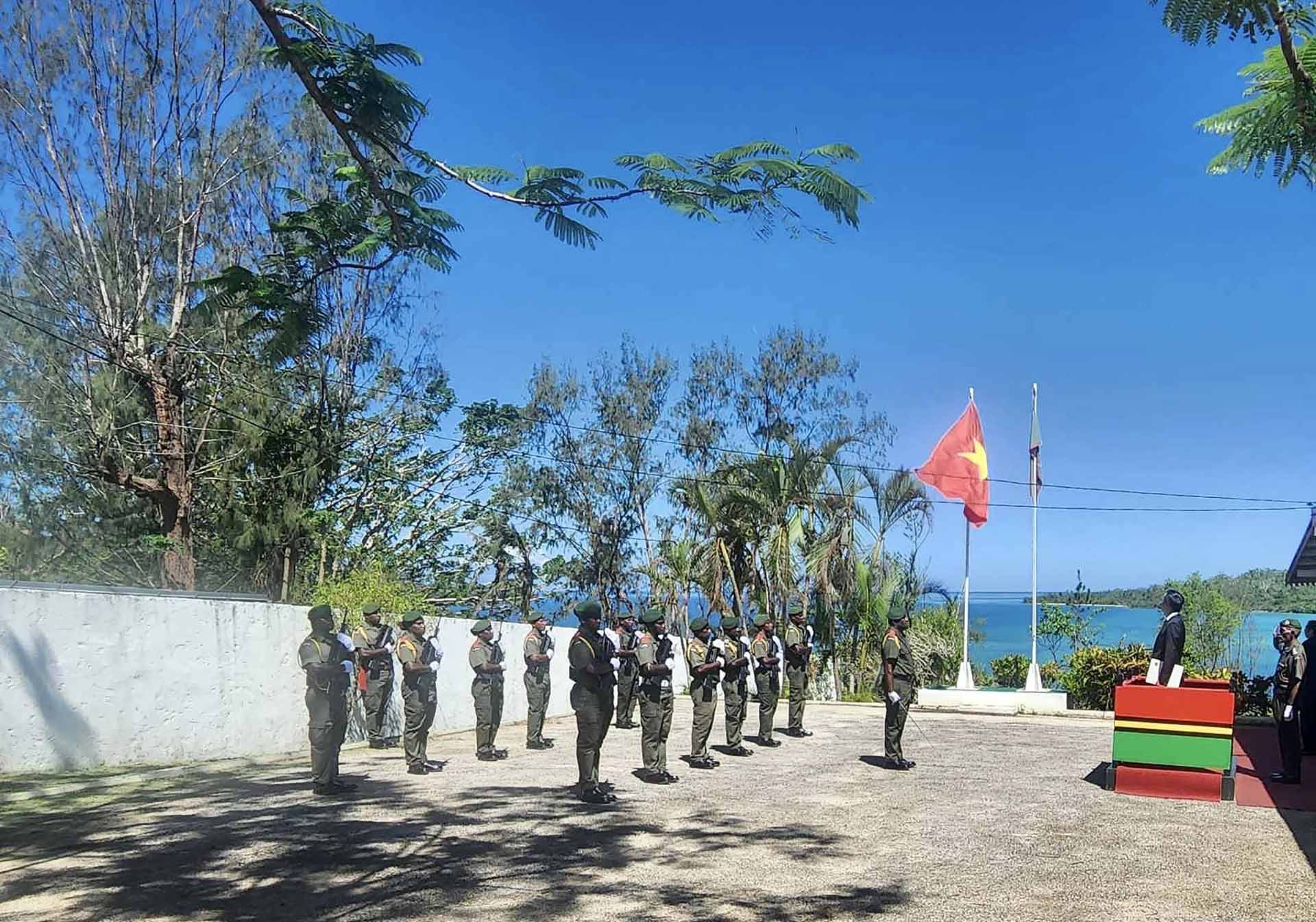 Đại sứ Nguyễn Tất Thành trình Thư ủy nhiệm lên Tổng thống Vanuatu Nikenike Vurobaravu.