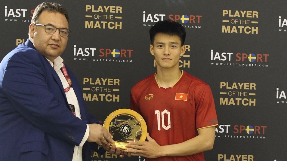 Nguyễn Thanh Nhàn nhận giải Cầu thủ xuất sắc nhất trận U23 Việt Nam vs U23 Kyrgyzstan