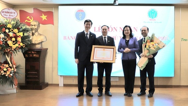 Trao bằng khen của Thủ tướng cho các bác sĩ phẫu thuật thành công khối u phức tạp