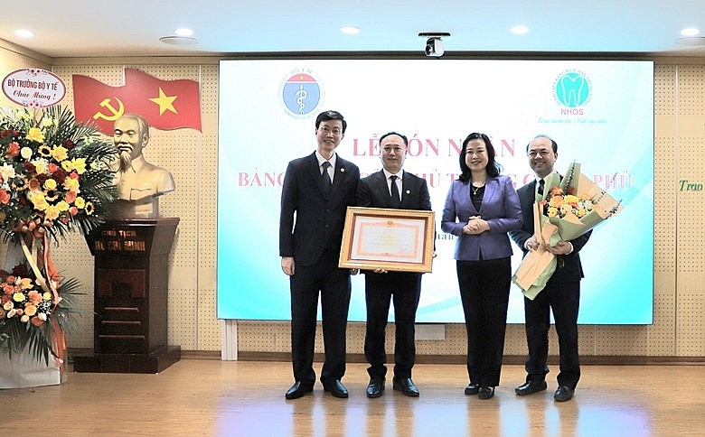 Thừa ủy quyền của Thủ tướng Chính phủ, Bộ trưởng Bộ Y tế Đào Hồng Lan trao Bằng khen của Thủ tướng cho tập thể Bệnh viện Răng Hàm Mặt Trung ương Hà Nội.