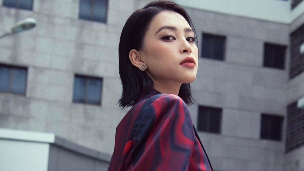 Sao Việt: Hoa hậu Tiểu Vy thần thái sang chảnh, Cao Thái Hà hóa cô thư ký xinh đẹp