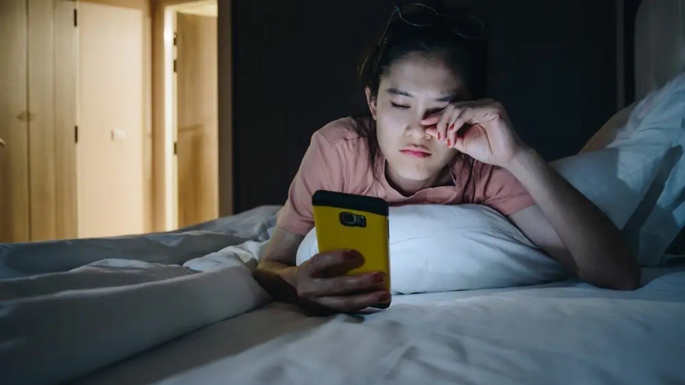 Thức khuya thường xuyên có giảm được cân?